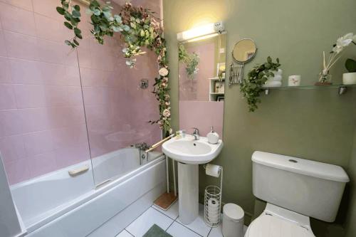 Bright 2BDR Split Level Apt Near Phoenix Park - image 7