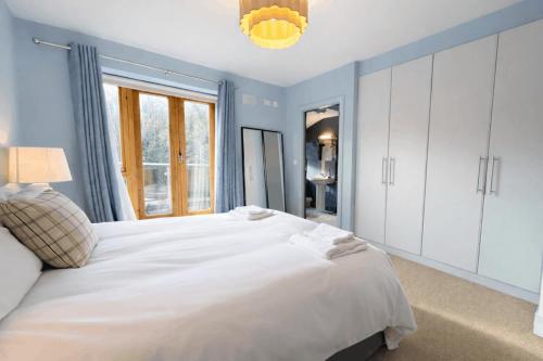 Bright 2BDR Split Level Apt Near Phoenix Park - image 5