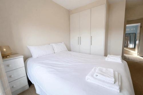Bright 2BDR Split Level Apt Near Phoenix Park - image 4