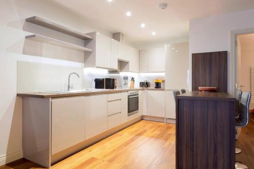 Modern and large oasis flat in Camden with patio - image 30