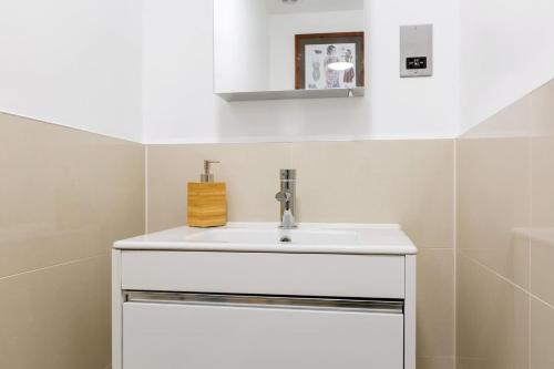 Modern and large oasis flat in Camden with patio - image 29