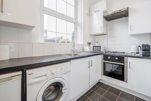 Unbeatable location in Camden-spacious studio flat - image 26