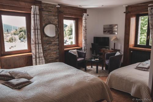 1 double bed, 2 twin beds
