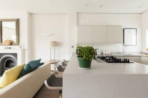 Modern Stylish 2bed2bath close to Kings Road - image 28