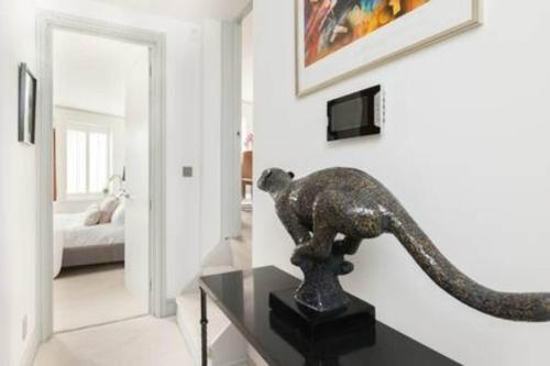 Modern Stylish 2bed2bath close to Kings Road - image 34
