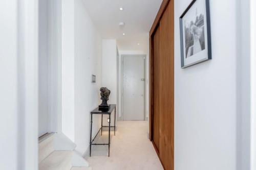 Modern Stylish 2bed2bath close to Kings Road - image 18