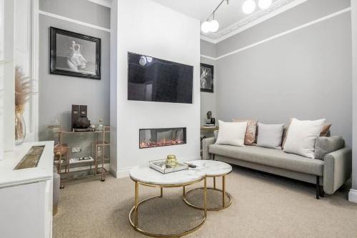 Beautiful refurbished 2bed2bath next to Hyde Park - image 15