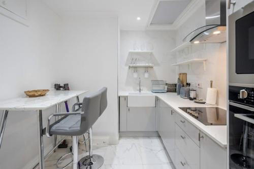 Beautiful refurbished 2bed2bath next to Hyde Park - image 43