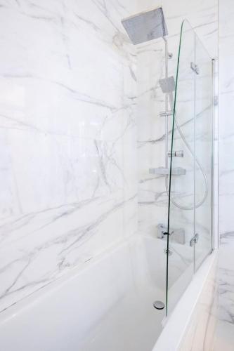 Beautiful refurbished 2bed2bath next to Hyde Park - image 35