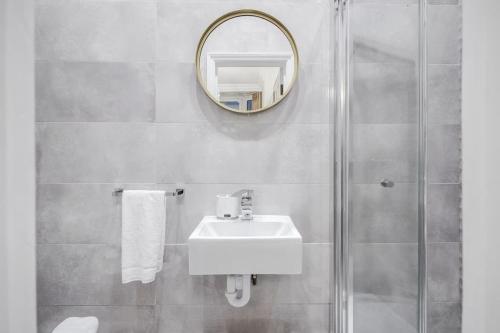 Beautiful refurbished 2bed2bath next to Hyde Park - image 23