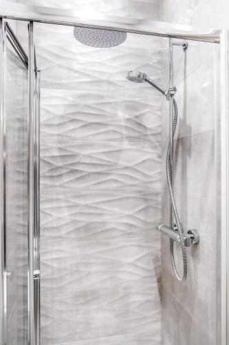 Beautiful refurbished 2bed2bath next to Hyde Park - image 25