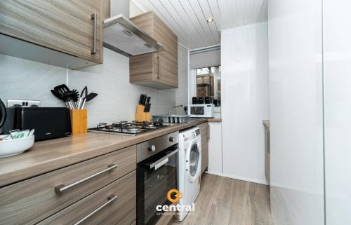 Konyha, Campbell by CENTRAL SERVICED APARTMENTS - 2 Bedrooms - Monthly & Weekly Bookings Welcome - FREE Stre in Coldside