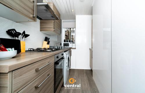 Konyha, Campbell by CENTRAL SERVICED APARTMENTS - 2 Bedrooms - Monthly & Weekly Bookings Welcome - FREE Stre in Coldside