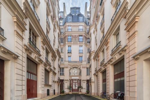 Maison Sixth June