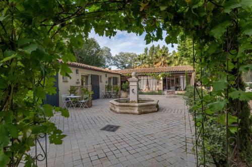 Villa de Maitre au sein d'un magnifique domaine in Saint-Victoret
