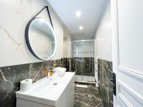 UrbanFlat 224 - Prestige Parisian Central 5 Bedroom Apartment - image 13
