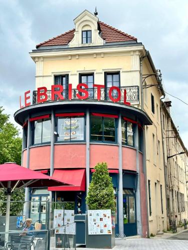 Exterior view of Le Bristol - Gites Canal & Chenier, proche gare