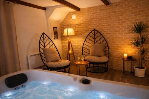 Jacuzzi privatif dans maison de village au calme gîte à louer Flaviac