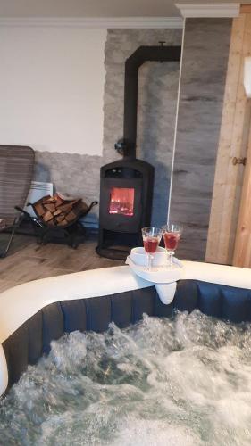 Hot tub, Sziklaszirt - Wellness Vendeghaz in Salgótarján