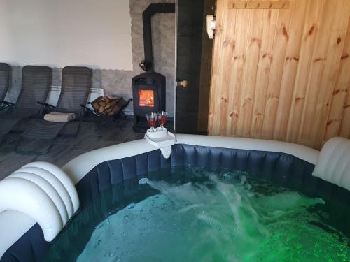 Hot tub, Sziklaszirt - Wellness Vendeghaz in Salgótarján