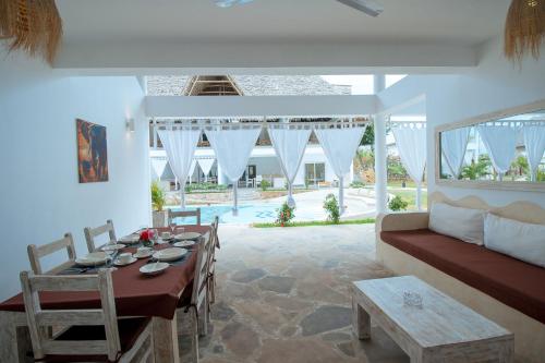 Stylish 2-Bedroom Air-Con Villa with Heated Pool in Watamu