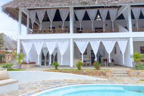 Stylish 2-Bedroom Air-Con Villa with Heated Pool in Watamu