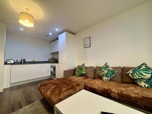 Pet-friendly 1BR Apt sleeps 4 in BMH Centre with Parking, Бирмингем