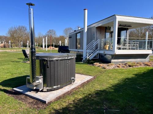 Hot tub, Maasparcje Lodge met Hottub,Firepit en KamadoBBQ in Roermond
