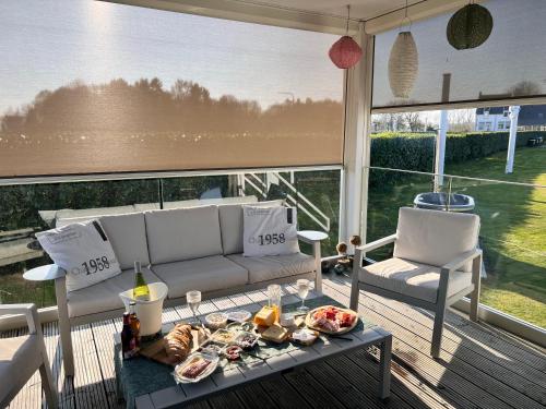 Balcony/terrace, Maasparcje Lodge met Hottub,Firepit en KamadoBBQ in Roermond