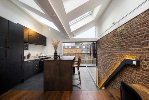 1 Min Walk to Euston Station, Modern Townhouse, London