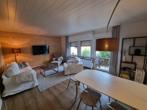 Luxuriös modernisiertes Ferienhaus in See- und Stadtnähe – khách sạn tại Markkleeberg