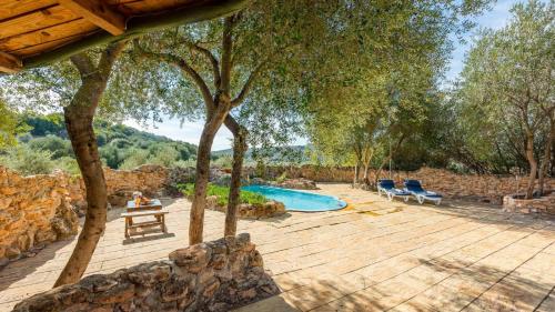 泳池, Casa de Piedra La Laguna de Tiscar Puente Genil by Ruralidays in 普恩特格尼爾