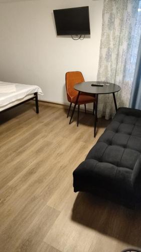 1 queen bed, 1 sofa bed