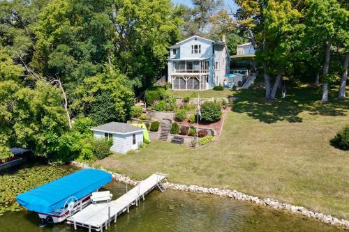 'Pleasant Point Lake House' Dock & Fire Pit! in Lääne Bend (WI)