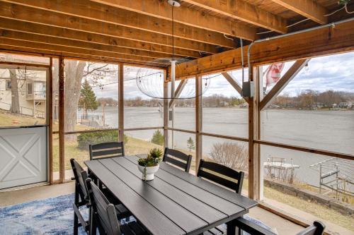 'Pleasant Point Lake House' Dock & Fire Pit! in Lääne Bend (WI)