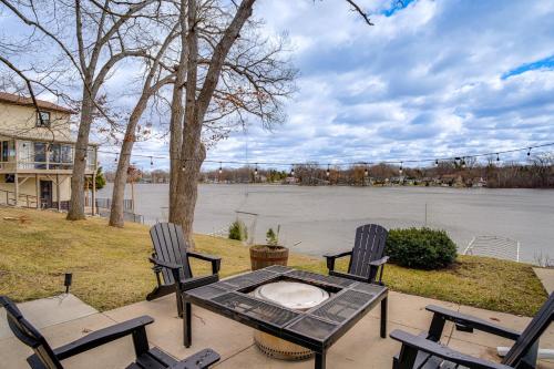 'Pleasant Point Lake House' Dock & Fire Pit! in Lääne Bend (WI)