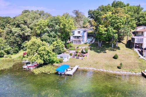 'Pleasant Point Lake House' Dock & Fire Pit! in Lääne Bend (WI)