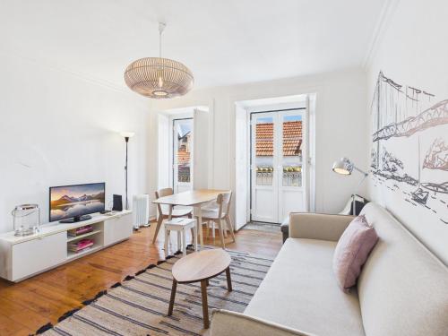 Bright 2BR Alfama Apartment w/ AC | By Airnest, Lisbonne