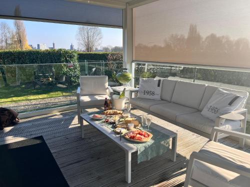 Balcony/terrace, Maasparcje Lodge met Hottub,Firepit en KamadoBBQ in Roermond