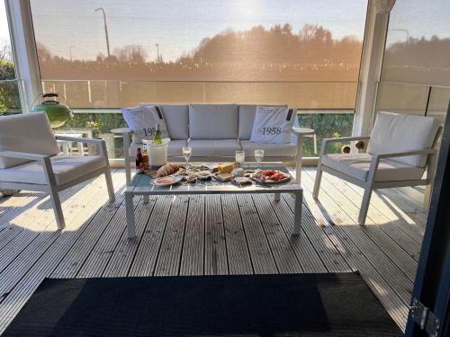 Balcony/terrace, Maasparcje Lodge met Hottub,Firepit en KamadoBBQ in Roermond