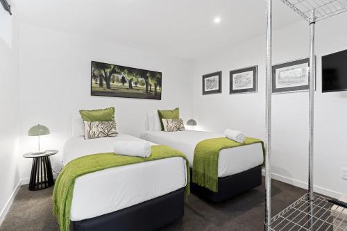 Mairangi Bay 2BR Retreat Walk to Beach Secure Parking - image 4