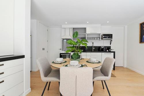 Mairangi Bay 2BR Retreat Walk to Beach Secure Parking - image 5