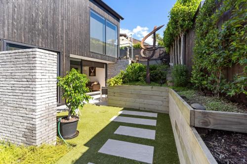 Mairangi Bay 2BR Retreat Walk to Beach Secure Parking - image 2