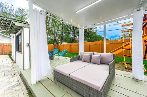Luxury Retreat with HeatedPool Firepit and Outdoor Cinema - image 14