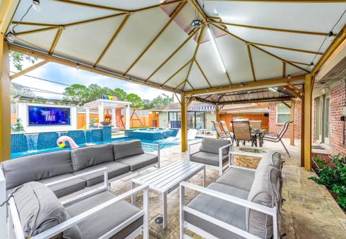 Luxury Retreat with HeatedPool Firepit and Outdoor Cinema - image 2
