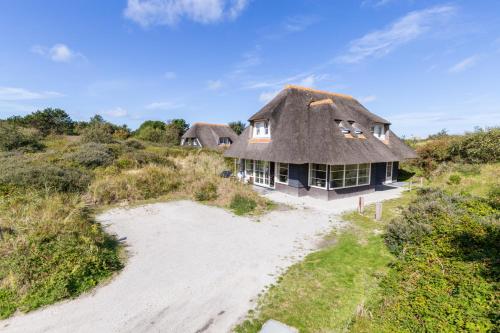 Luxe Duinvilla Stern met sauna voor 8 personen nabij strand en dorp Nes – khách sạn tại Buren