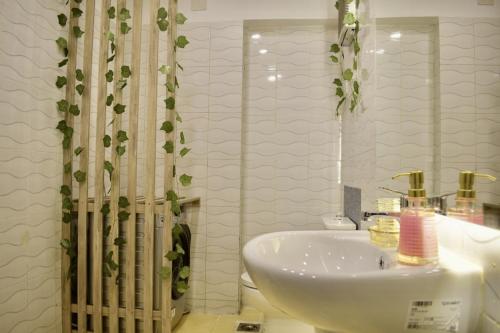 Luxe 2BR Garden Escape in Al Motamayez - image 12