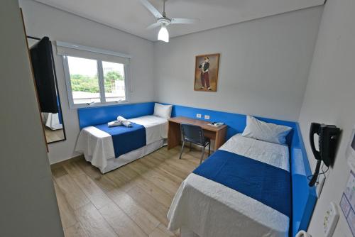 2 twin beds