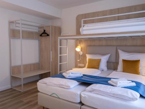 Fairschlafen Boutique Hostel mit Hotelkomfort - Kapitänszimmer 0-10 mit privater Terrasse in Neustadt in Holstein, Deutschland