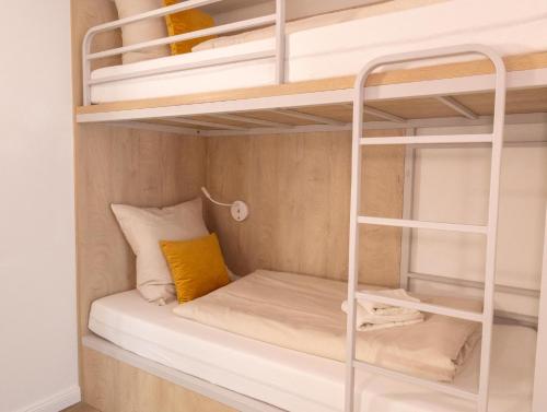 Fairschlafen Boutique Hostel mit Hotelkomfort - Kombüse 0-13 mit privater Terrasse in Neustadt in Holstein, Deutschland